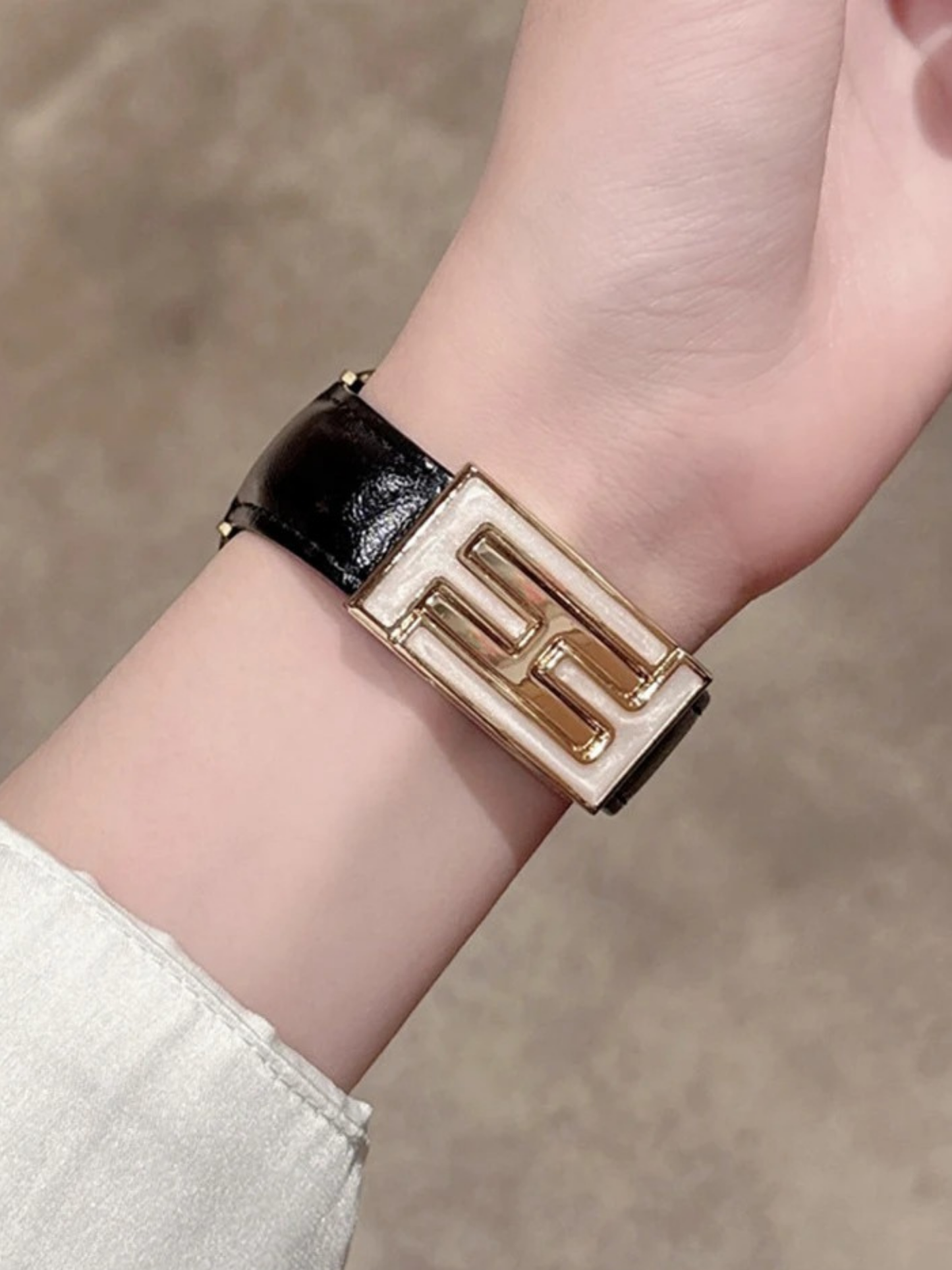 Leather Magnetic Strap for Apple Watch – Elegant Women Bracelet