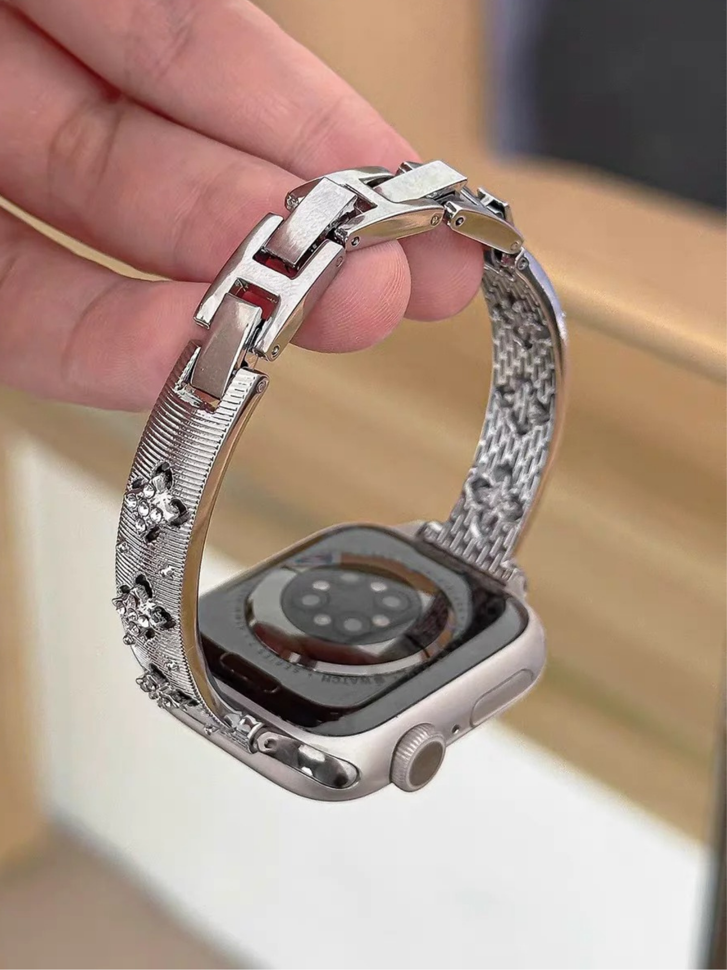 Four-Leaf Flower Metal Band for Apple Watch – Adjustable Women’s Bracelet
