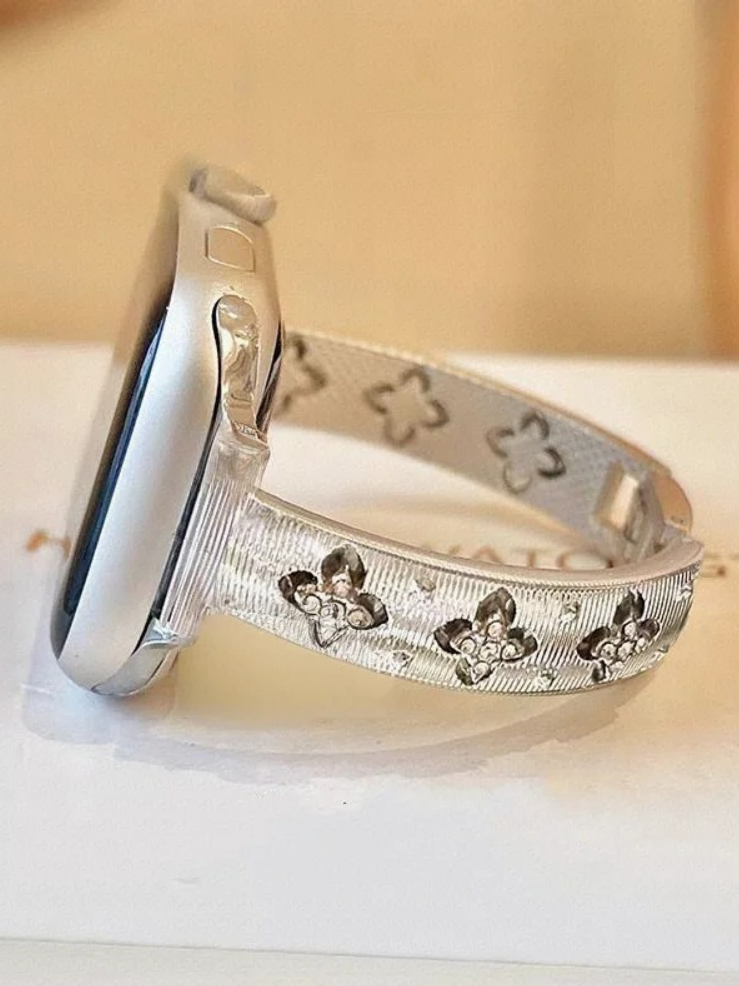 Four-Leaf Flower Metal Band for Apple Watch – Adjustable Women’s Bracelet