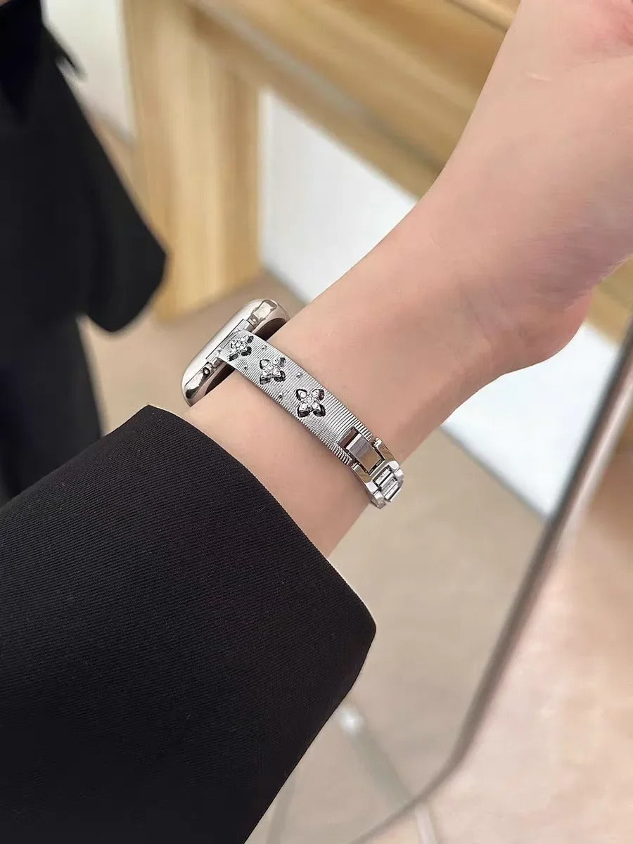 Four-Leaf Flower Metal Band for Apple Watch – Adjustable Women’s Bracelet