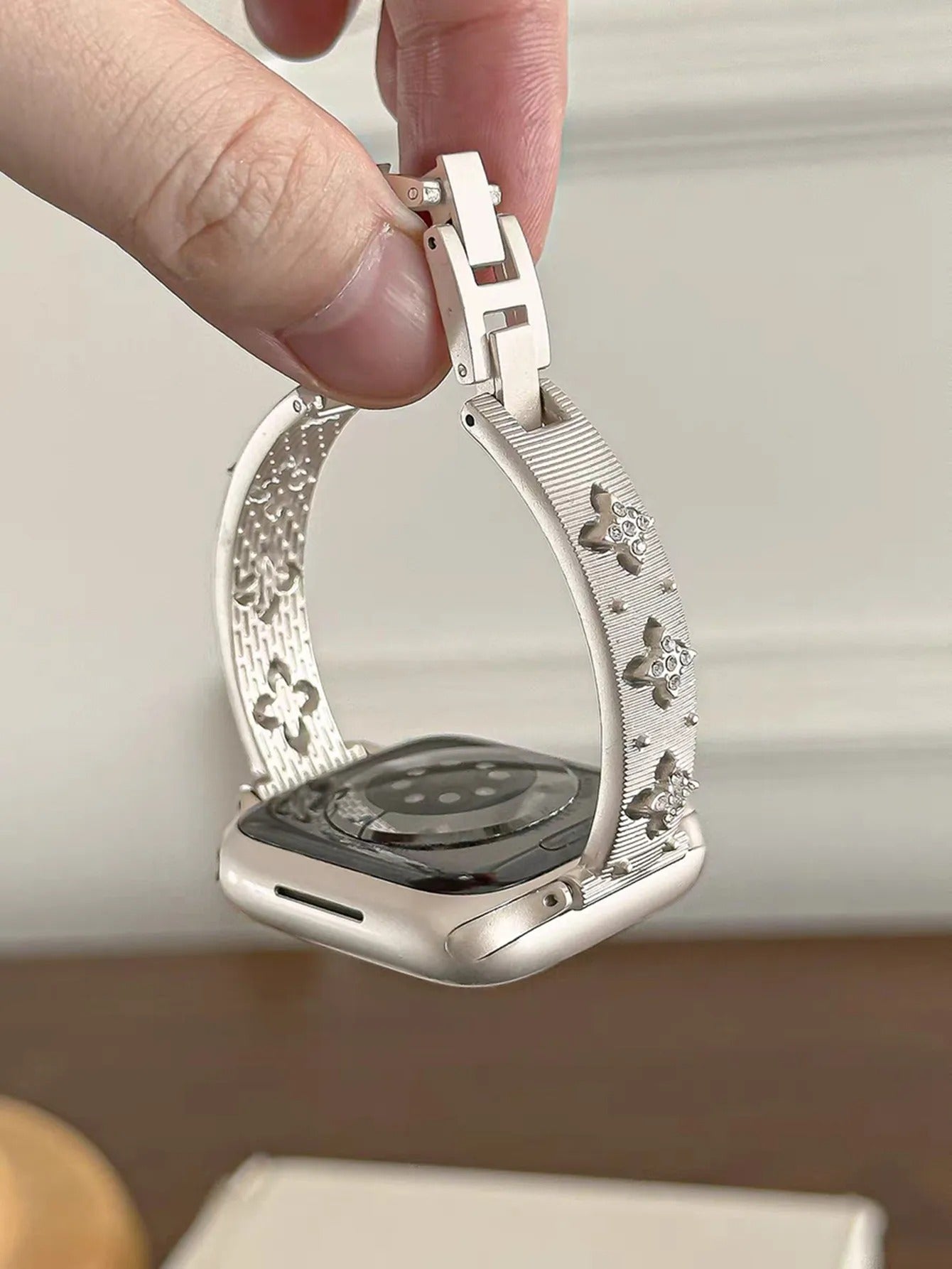 Four-Leaf Flower Metal Band for Apple Watch – Adjustable Women’s Bracelet